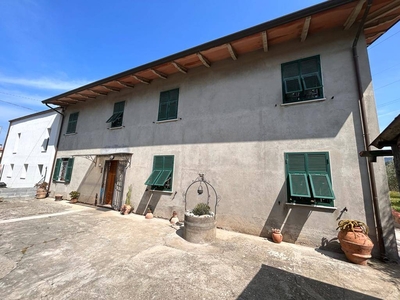 Casa singola in vendita a Castelnuovo Magra La Spezia Colombiera