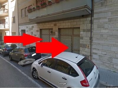 Immobile commerciale in Vendita a Teramo, zona Centro, 55'000€, 90 m²