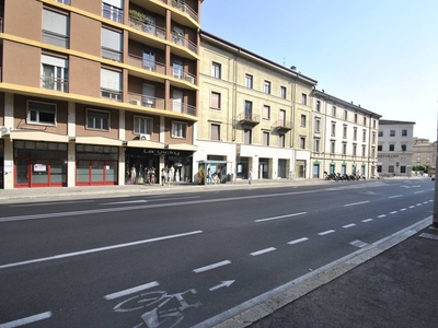 Negozio in Affitto a Bergamo, zona Centrale, 2'800€, 200 m²