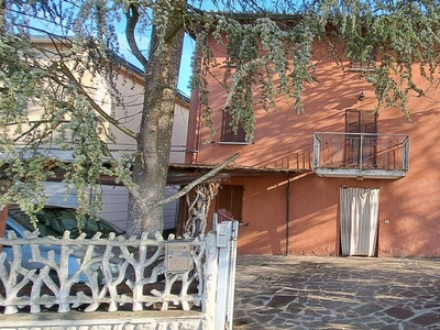 Villa bifamiliare in vendita a Modena Portile