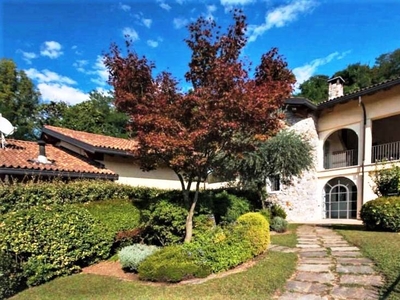 Villa in vendita a Besozzo Varese Bogno