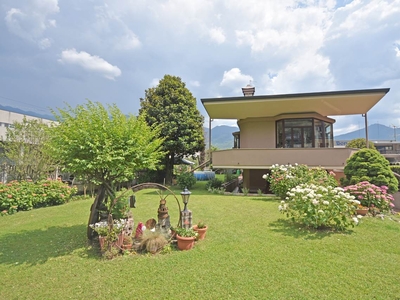 Villa in Via Vittorio Veneto 32 in zona Bessimo a Rogno