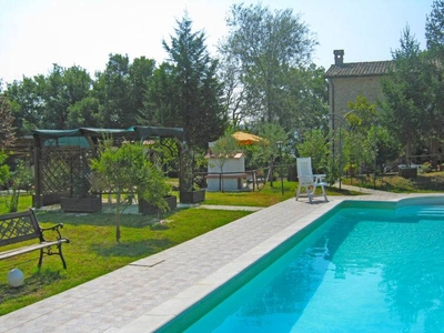 Accogliente casa a Todi con piscina, giardino e sauna