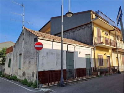 Casa Indipendente in Via Piave, 22, Acireale (CT)