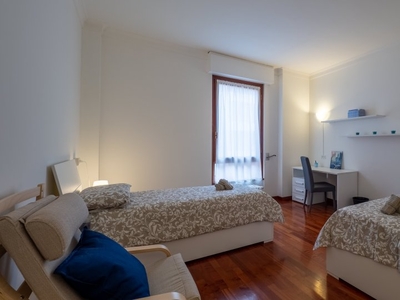 Camera in affitto in appartamento con 5 camere da letto a Conchetta