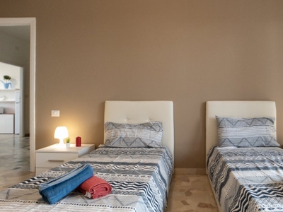 Camera moderna in affitto in appartamento con 2 camere da letto a De Angeli