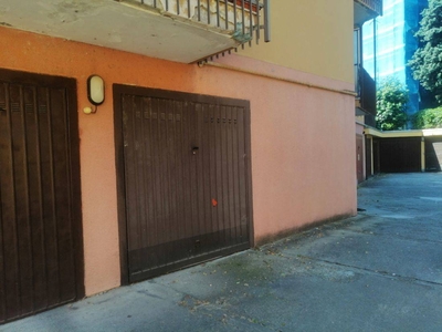 Garage / Posto auto in Via Martinelli in zona Barona, Giambellino, Lorenteggio a Milano