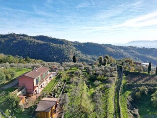 Affascinante casa a Fosdinovo con terrazza e barbecue