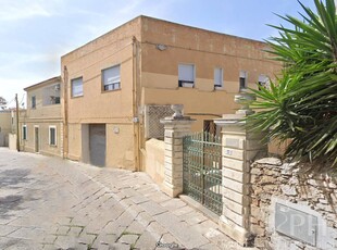 Box/Garage 175mq in vendita, La Maddalena centro storico