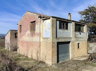 Casa 9 locali di 150 m² in Montalto delle Marche