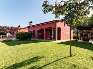 Casa a Sarzana con barbecue e giardino