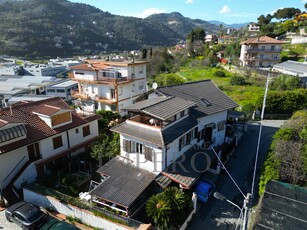 Casa indipendente con giardino in via oberto d' oria 35, Camporosso