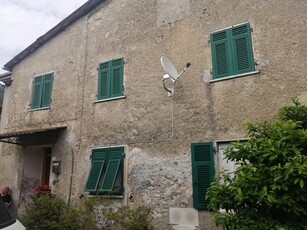 CASALE CON TERRENO SULLA COLLINA DI FOSDINOVO