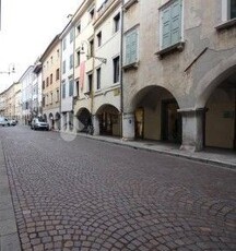 Negozio/Locale commerciale in Affitto in Via Vittorio Veneto a Udine