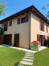 Porzione di casa in ottime condizioni con giardino privato di mq. 300 e con garage