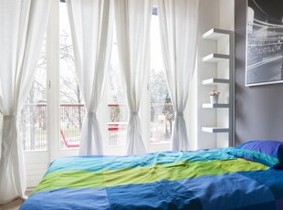 Stanza in affitto in appartamento con 6 camere da letto a Solari, Milano