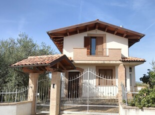 Villa 7 locali di 180 m² in Collecorvino