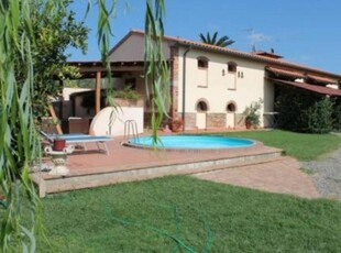 Villa 'Agnese 3 Villetta Con Giardino' con terrazza privata, giardino in comune e Wi-Fi