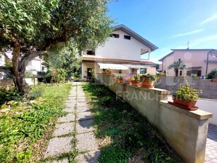 Villa Bifamiliare con giardino a Follonica