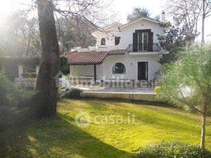 Villa in Affitto in Viale delle Querce a Sabaudia