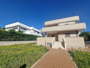 Villa Unifamiliare di 9 vani /439 mq a Trani (zona Zona Ospedale)