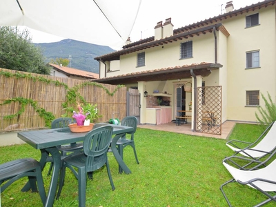 Casa a Camaiore con giardino, terrazza e barbecue