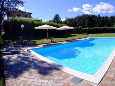 Casa a Gubbio con piscina