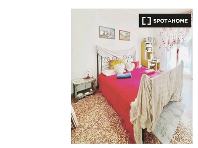 Stanza in affitto in appartamento con 3 camere da letto a Genova, Genova