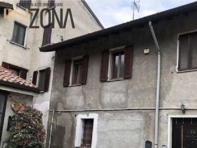 Appartamento in Vendita ad Verano Brianza - 72000 Euro