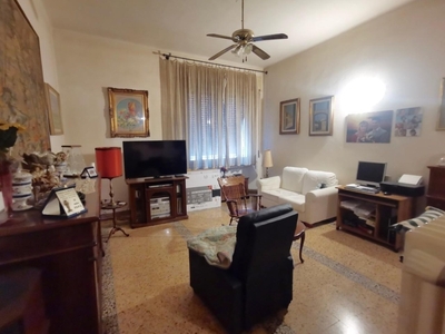 Appartamento a Pisa, 5 locali, 1 bagno, 145 m², 3° piano in vendita