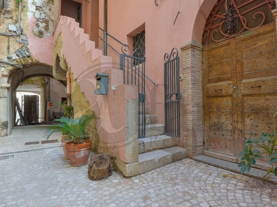 Appartamento in Via Mura San Paolo, Terracina, 8 locali, 2 bagni