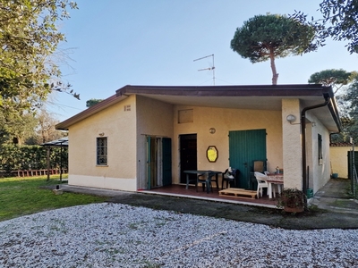 Casa indipendente a Massa, 5 locali, 1 bagno, giardino privato, 100 m²