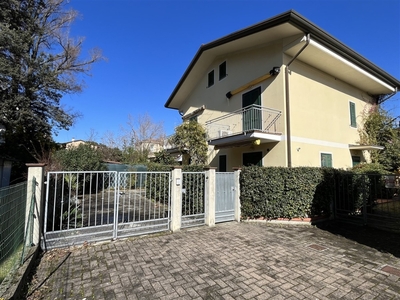 Villa a schiera a Massa, 4 locali, 2 bagni, giardino privato, 120 m²