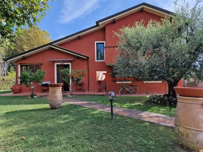 Villa in VIA DEI BOCCONI, Lucca, 7 locali, 2 bagni, con box, 185 m²