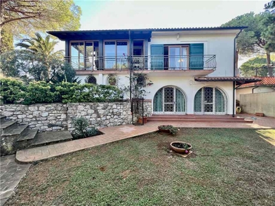 Villa singola a Porto Azzurro, 10 locali, 2 bagni, garage, arredato