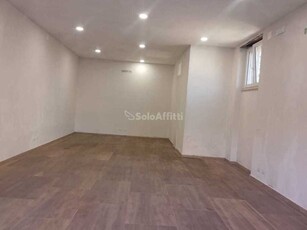 Capannone in Affitto a Roma, zona Finocchio-Torre Gaia-Grotte Celoni-Torre Angela, 900€, 70 m²