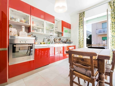 Appartamento in Vendita a Genova, zona Quarto, 325'000€, 93 m²