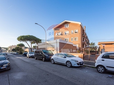 Bilocale in Vendita a Roma, zona Axa, 149'000€, 60 m²