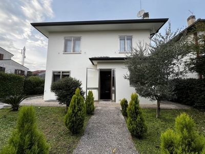 Casa indipendente a Treviso, 10 locali, 3 bagni, arredato, 155 m²