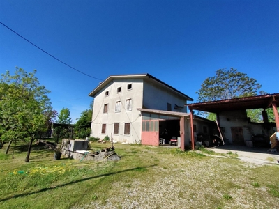 Casa indipendente a Verona, 11 locali, 1 bagno, 370 m² in vendita