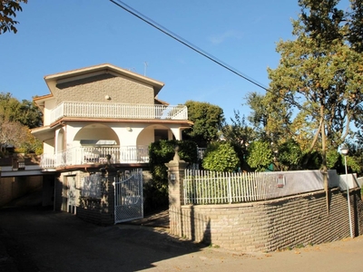 Villa a schiera in Via A. Grandi, Soriano nel Cimino, 6 locali, 195 m²